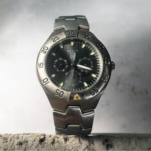 (170)Vintage Relic Silver and Black Watch with Luminous Accents